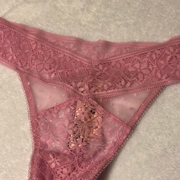 Victoria’s Secret NWT Lace Thong - Picture 2 of 3